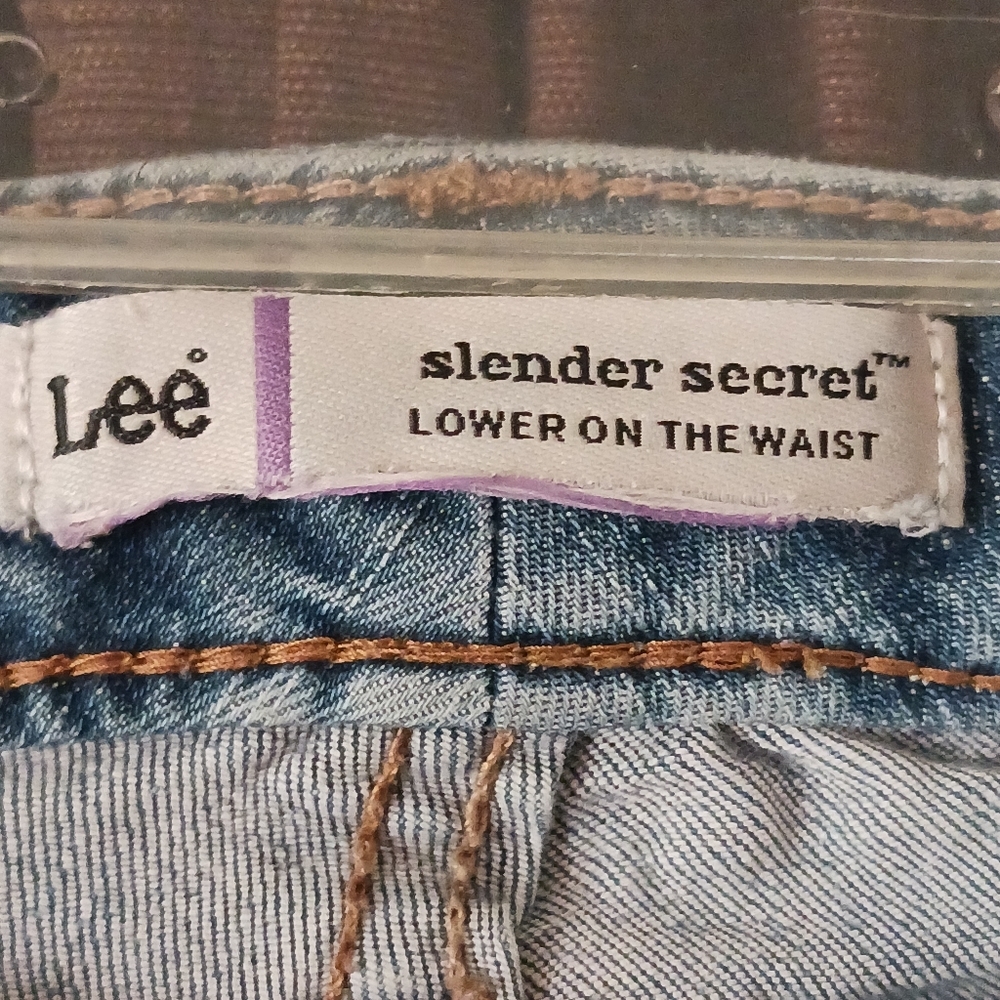 Lee - Picture 3 of 6
